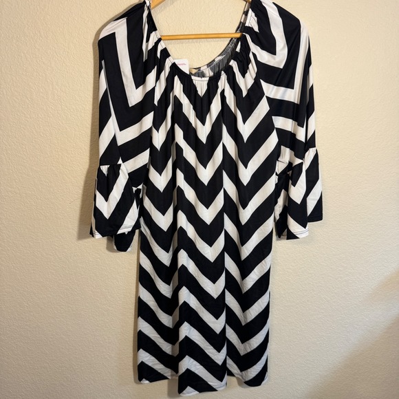 One Faith Boutique Dress 2X Black White Chevron Print Bell Sleeve - Picture 1 of 7